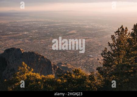 Die Stadt Albuquerque, New Mexico, von der Spitze der Sandia Mountains bei Sonnenuntergang gesehen Stockfoto