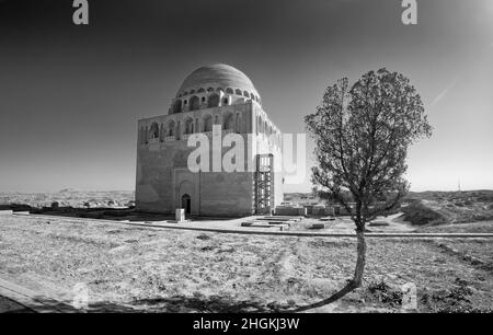 Schwarz-Weiß-phptp des Grabmals des Seldschuken Sultans Ahmad Sanjar , UNESCO-Weltkulturerbe-Objekt auf der historischen Silky-Straße. Mary, Turkmenistan Stockfoto