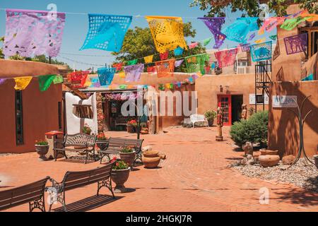 The Old Town Poco A Poco Plaza, eine kleine Sammlung handwerklicher Einzelhandelsgeschäfte in Albuquerque, New Mexico Stockfoto