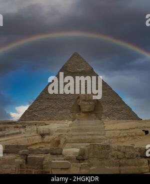Ein Regenbogen über der Großen Sphinx und den Pyramiden von Gizeh, in der Nähe von Kairo in Ägypten Stockfoto