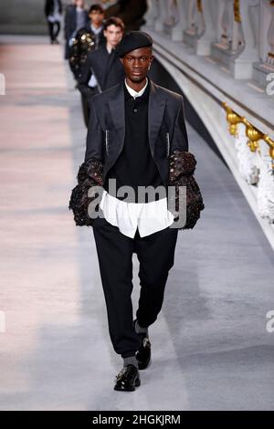 Paris, Frankreich. 21st Januar 2022. Models präsentieren ihre Kreationen im Rahmen der Herbst/Winter 2022-2023 Kollektion Show von Dior Homme während der Men's Fashion Week in Paris, Frankreich, am 21. Januar 2022. Quelle: Piero Biasion/Xinhua/Alamy Live News Stockfoto