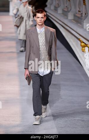 Paris, Frankreich. 21st Januar 2022. Models präsentieren ihre Kreationen im Rahmen der Herbst/Winter 2022-2023 Kollektion Show von Dior Homme während der Men's Fashion Week in Paris, Frankreich, am 21. Januar 2022. Quelle: Piero Biasion/Xinhua/Alamy Live News Stockfoto