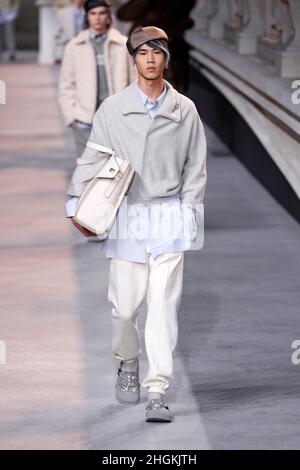 Paris, Frankreich. 21st Januar 2022. Models präsentieren ihre Kreationen im Rahmen der Herbst/Winter 2022-2023 Kollektion Show von Dior Homme während der Men's Fashion Week in Paris, Frankreich, am 21. Januar 2022. Quelle: Piero Biasion/Xinhua/Alamy Live News Stockfoto