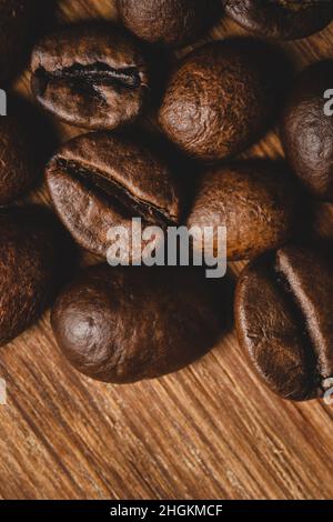 Kaffeebohnen auf Holzhintergrund geröstet Nahaufnahme Makro-Kopierraum Stockfoto