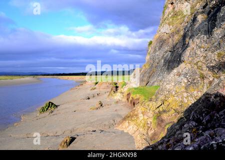 Humphrey Head in der Nähe von Flookburgh, Cumbria, England, Großbritannien, Britische Inseln. Fluss und Klippe an der Ebbe. Stockfoto