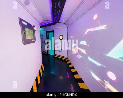 Ein Raum mit Raumschiff-Themen im Inneren von Meow Wolf, ein immersives Kunsterlebnis in Santa Fe, New Mexico, USA Stockfoto