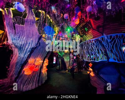 Lebendige Farben und Muster im Inneren von Meow Wolf, einem immersiven Kunsterlebnis in Santa Fe, New Mexico, USA Stockfoto