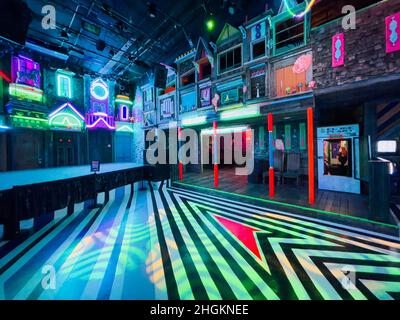 Lebendige Farben und Muster im Inneren von Meow Wolf, einem immersiven Kunsterlebnis in Santa Fe, New Mexico, USA Stockfoto