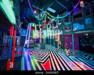 Lebendige Farben und Muster im Inneren von Meow Wolf, einem immersiven Kunsterlebnis in Santa Fe, New Mexico, USA Stockfoto