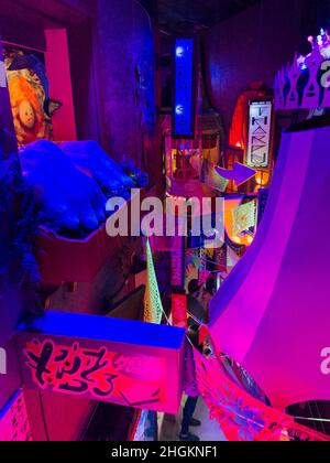 Lebendige Farben und Muster im Inneren von Meow Wolf, einem immersiven Kunsterlebnis in Santa Fe, New Mexico, USA Stockfoto