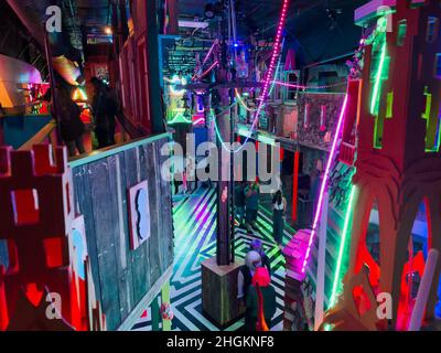 Lebendige Farben und Muster im Inneren von Meow Wolf, einem immersiven Kunsterlebnis in Santa Fe, New Mexico, USA Stockfoto