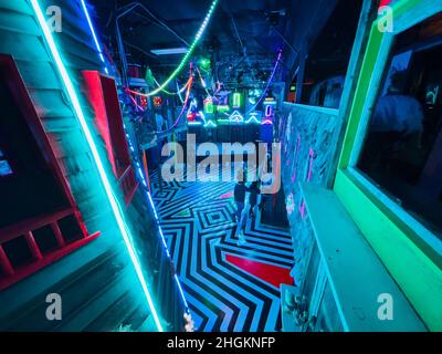 Lebendige Farben und Muster im Inneren von Meow Wolf, einem immersiven Kunsterlebnis in Santa Fe, New Mexico, USA Stockfoto