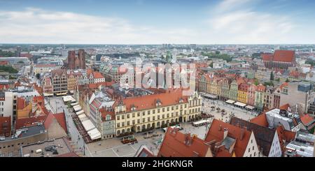 Panorama-Luftaufnahme des Marktplatzes mit dem Neuen und Alten Rathaus und der St. Maria Magdalena Kirche - Breslau, Polen Stockfoto