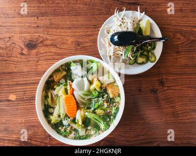 Eine Schüssel vegane phở (Nudelsuppe), serviert in einem vietnamesischen Restaurant in Albuquerque, New Mexico, USA Stockfoto