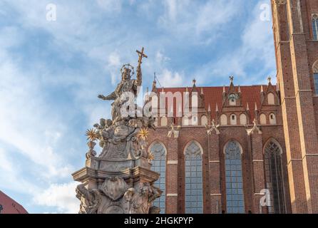 Statue des Hl. Johannes Nepomuk und Stiftskirche des Heiligen Kreuzes auf der Dominsel (Ostrow Tumski) - Breslau, Polen Stockfoto