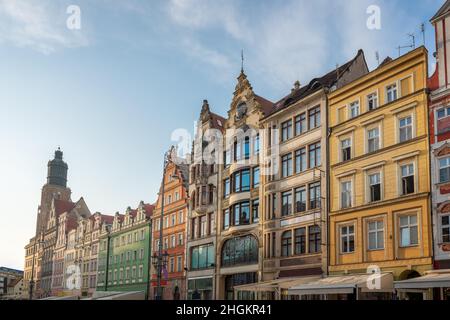 Marktplatz Bunte Gebäude und St. Elizabeth Church Tower - Breslau, Polen Stockfoto