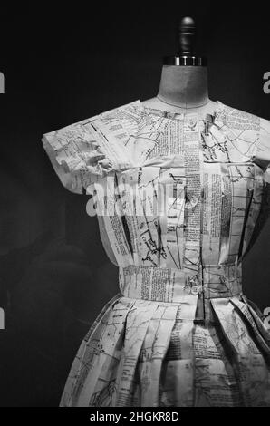 Ein Kleid aus Indiana Territory Maps wird an einer kopflosen Schaufensterpuppe im Native American Museum aufgehängt. Fuitlands, Harvard, Massachusetts Stockfoto