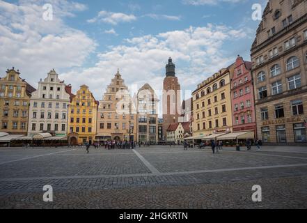 Marktplatz Bunte Gebäude und St. Elizabeth Church Tower - Breslau, Polen Stockfoto