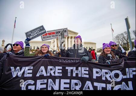 Am 21. Januar 2022 versammeln sich die Teilnehmer der „March for Life“, einer jährlichen Kundgebung, die gegen die Praxis und die Rechtmäßigkeit von Abtreibungen protestiert, vor dem Obersten Gerichtshof der USA in Washington DC. Der erste Marsch für das Leben fand am 22. Januar 1974 statt, ein Jahr nachdem der Oberste Gerichtshof Roe v. Wade verabschiedet hatte, der Frauen das Recht auf Abtreibung einräumte. Kredit: Bonnie Cash/CNP/MediaPunch Stockfoto