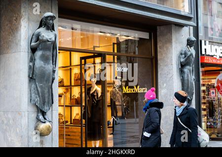 München, Deutschland. 21st Januar 2022. Zwei Schaufensterbuden für Frauen in München. Während die Fälle von Covid-19 weiter ansteigen, gibt es sowohl von Politikern als auch von der Öffentlichkeit Widerstand, weitere Beschränkungen zu setzen. Die siebentägige Inzidenz in der Stadt München hat 1.122 erreicht. Doch am Nachmittag des 21. Januar 2022 konnten viele Menschen beim Einkaufen gesehen werden. (Foto: Alexander Pohl/Sipa USA) Quelle: SIPA USA/Alamy Live News Stockfoto