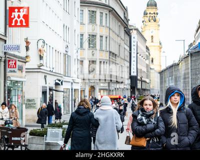 München, Deutschland. 21st Januar 2022. Shopper spazieren durch die Innenstadt von München. Während die Fälle von Covid-19 weiter ansteigen, gibt es sowohl von Politikern als auch von der Öffentlichkeit Widerstand, weitere Beschränkungen zu setzen. Die siebentägige Inzidenz in der Stadt München hat 1.122 erreicht. Doch am Nachmittag des 21. Januar 2022 konnten viele Menschen beim Einkaufen gesehen werden. (Foto: Alexander Pohl/Sipa USA) Quelle: SIPA USA/Alamy Live News Stockfoto