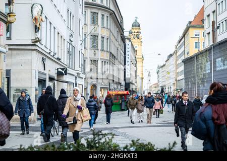 München, Deutschland. 21st Januar 2022. Shopper spazieren durch die Innenstadt von München. Während die Fälle von Covid-19 weiter ansteigen, gibt es sowohl von Politikern als auch von der Öffentlichkeit Widerstand, weitere Beschränkungen zu setzen. Die siebentägige Inzidenz in der Stadt München hat 1.122 erreicht. Doch am Nachmittag des 21. Januar 2022 konnten viele Menschen beim Einkaufen gesehen werden. (Foto: Alexander Pohl/Sipa USA) Quelle: SIPA USA/Alamy Live News Stockfoto