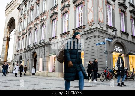 München, Deutschland. 21st Januar 2022. Shopper spazieren durch die Innenstadt von München. Während die Fälle von Covid-19 weiter ansteigen, gibt es sowohl von Politikern als auch von der Öffentlichkeit Widerstand, weitere Beschränkungen zu setzen. Die siebentägige Inzidenz in der Stadt München hat 1.122 erreicht. Doch am Nachmittag des 21. Januar 2022 konnten viele Menschen beim Einkaufen gesehen werden. (Foto: Alexander Pohl/Sipa USA) Quelle: SIPA USA/Alamy Live News Stockfoto