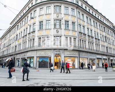 München, Deutschland. 21st Januar 2022. Shopper spazieren durch die Innenstadt von München. Während die Fälle von Covid-19 weiter ansteigen, gibt es sowohl von Politikern als auch von der Öffentlichkeit Widerstand, weitere Beschränkungen zu setzen. Die siebentägige Inzidenz in der Stadt München hat 1.122 erreicht. Doch am Nachmittag des 21. Januar 2022 konnten viele Menschen beim Einkaufen gesehen werden. (Foto: Alexander Pohl/Sipa USA) Quelle: SIPA USA/Alamy Live News Stockfoto