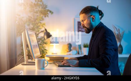 Mann, der am pc arbeitet Stockfoto