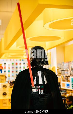 Statue Von Darth Vader Aus Star Wars, Zusammengestellt Von Lego Im Lego Store Stockfoto