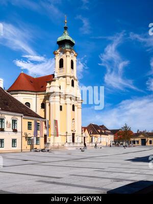 Altes Rathaus und Pfarrkirche am Schloßplatz in Laxenburg, Österreich - historisches Gebäude Stockfoto