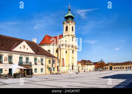 Altes Rathaus und Pfarrkirche am Schloßplatz in Laxenburg, Österreich - historisches Gebäude Stockfoto