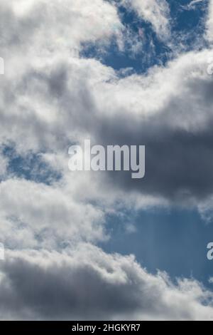 Dramatische Himmel Wolken Ansicht Textur Hintergrund. Sonnenuntergang hoch landschaftlich geschichtet bewölkt blauen Himmel Blick. Vertikal Stockfoto