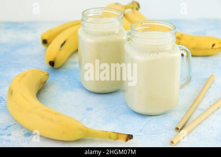 Banana Smoothie mit Obst, vegetarisches Essen, Ernährung und Gesundheitskonzept Stockfoto
