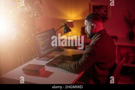 Man programmiert auf dem pc Stockfoto