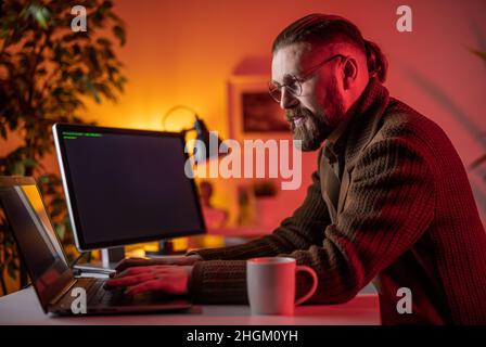 Mann, der spät zu Hause kodiert Stockfoto