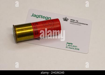 Patrone auf dänischem Jagdschein auf weißem Hintergrund, Dänemark, 2018 Stockfoto