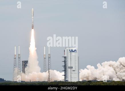 Cape Canaveral, Usa. 21st Januar 2022. Eine United Launch Alliance ATLAS 5-Rakete startet von Pad 41 auf der Cape Canaveral Space Force Station. Die USSF 8 Mission trägt den fünften und sechsten Satelliten für das geosynchrone Space Situational Awareness Program (GSSAP) der US Space Force, das das Militär dabei unterstützen soll, Objekte in der geosynchronen Umlaufbahn aufzuspüren und zu beobachten. (Foto von Paul Hennessy/SOPA Images/Sipa USA) Quelle: SIPA USA/Alamy Live News Stockfoto