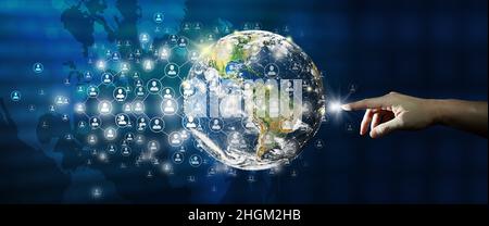 Hand führende globale Netzwerkverbindung und Datenaustausch mit abstraktem Hintergrund. Kommunikationstechnologie für Internet-Business und soziale Netzwerke. Stockfoto