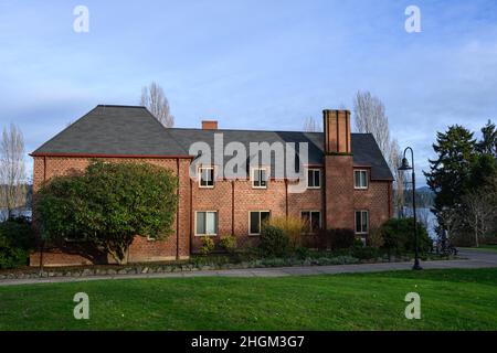 MERCER ISLAND, WA, USA – 17. JANUAR 2022: Luther Burbank Park Administration Building und historische Luther Burbank School Stockfoto