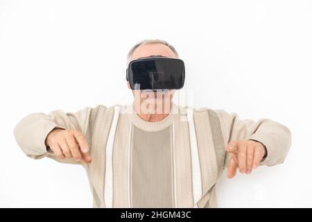 Älterer Mann, der VR-Brillen verwendet Stockfoto