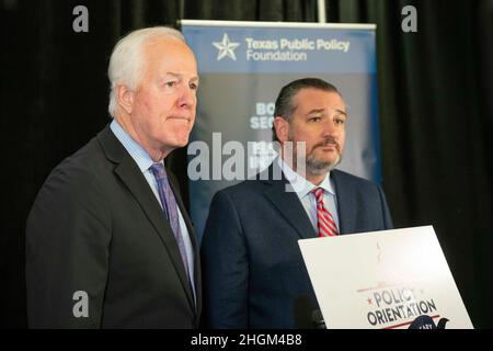 Austin, TX, USA. 21st Januar 2022. Die US-Senatoren JOHN CORNYN, L, und Senator TED CRUZ, r, aus Texas sprechen nach ihrem Keynote-Auftritt auf der Policy Conference der Texas Public Policy Foundation in Austin mit der Presse. Beide Senatoren prognostizieren große republikanische Gewinne bei den Halbzeitwahlen in diesem Herbst. (Bild: © Bob Daemmrich/ZUMA Press Wire) Bild: ZUMA Press, Inc./Alamy Live News Stockfoto