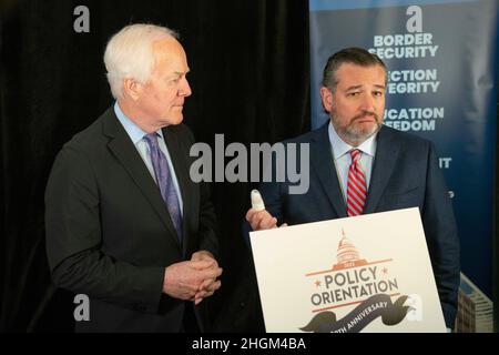 Austin, TX, USA. 21st Januar 2022. Die US-Senatoren JOHN CORNYN, L, und Senator TED CRUZ, r, aus Texas sprechen nach ihrem Keynote-Auftritt auf der Policy Conference der Texas Public Policy Foundation in Austin mit der Presse. Beide Senatoren prognostizieren große republikanische Gewinne bei den Halbzeitwahlen in diesem Herbst. (Bild: © Bob Daemmrich/ZUMA Press Wire) Bild: ZUMA Press, Inc./Alamy Live News Stockfoto