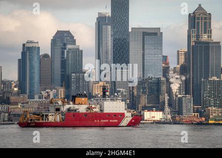 Seattle, Usa. 20. November 2021. Die US-Küstenwache, Cutter Healy, durchreist die Elliott Bay auf ihrem Weg nach Homeport nach viereinhalb Monaten arktischen Einsatzes zur Unterstützung der ozeanographischen Forschung am 20. November 2021 in Seattle, Washington. Kredit: pO2 James Brady/US Küstenwache Foto/Alamy Live Nachrichten Stockfoto