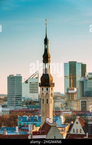 Tallinn, Estland. Blick Auf Den Turm Des Talliner Rathauses Auf Dem Hintergrund Moderner Architektur. Ältestes Rathaus Im Baltikum Und Skandinavien. Stockfoto
