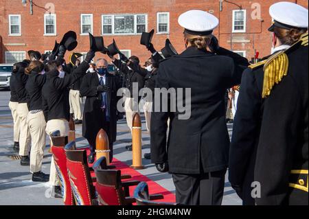 Boston, USA. 20th Januar 2022. Der US-Navy-Sekretär Carlos Del Toro grüßt ihn, als er während der Zeremonie des Befehlswechsels für das Segelschiff USS Constitution am 21. Januar 2022 in Boston, Massachusetts, durch die Ehrenschnur von Side Boys geht. Del Toro nahm als Cmdr an der Zeremonie Teil. Billie Farrell wurde 77th Kommandantin und erste weibliche Kommandantin der Verfassung, das älteste im Auftrag gegebene Kriegsschiff über Wasser. Kredit: MC2 Skyler Okerman/U.S. Navy/Alamy Live News Stockfoto