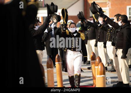 Boston, USA. 21st Januar 2022. US Navy Cmdr. Billie J. Farrell grüßt sie, als sie während der Zeremonie zur Änderung des Kommandos für das Hecksegelschiff USS Constitution am 21. Januar 2022 in Boston, Massachusetts, durch die Ehrenkordel von Side Boys geht. Farrell wird die Kommandantin von 77th und die erste weibliche Kommandantin der Verfassung, das älteste in Auftrag gegebene Kriegsschiff im Wasser. Kredit: MC3 Alec Kramer/U.S. Navy/Alamy Live News Stockfoto