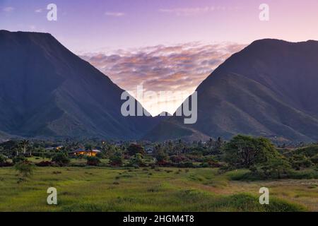 Sonnenaufgang über den westlichen maui Bergen. Stockfoto