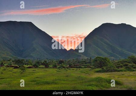 Malerische Berge im Westen von maui bei Sonnenaufgang Stockfoto