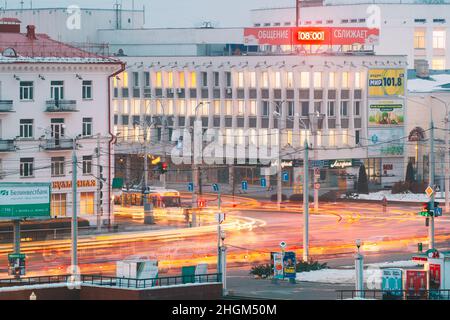 Vitebsk, Weißrussland. Morgenverkehr An Der Kreuzung Der Straßen Lenina Und Zamkovaya. Stadtzentrum In Der Nacht Beleuchtung In Der Wintersaison Stockfoto